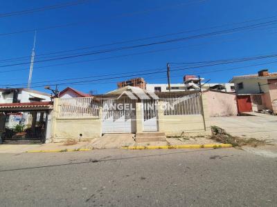 CASA EN VENTA EN AV 8 SANTA RITA MARACAIBO API 3998, 291 mt2, 3 habitaciones