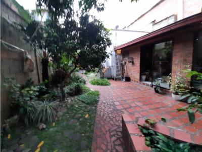 Venta Casa Lote Unifamiliar La Castellana Medellín, 281 mt2, 5 habitaciones