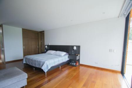 Casa En Venta En Medellin En El Tesoro V13076, 700 mt2, 3 habitaciones