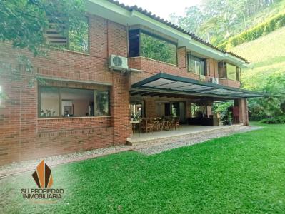 Casa En Venta En Medellin En Altos Del Poblado V161947, 523 mt2, 3 habitaciones