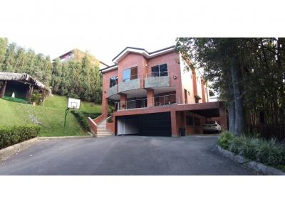 Se Vende Hermosa Casa En El Poblado, 689 mt2, 4 habitaciones