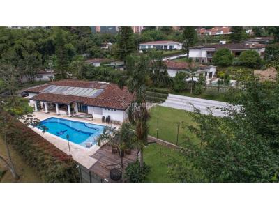 CASA EN EL POBLADO CON PISCINA Y CANCHA DE UN SOLO NIVEL, 439 mt2, 3 habitaciones