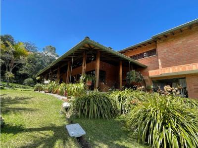 Spectacular house and lot in Envigado, 374 mt2, 3 habitaciones