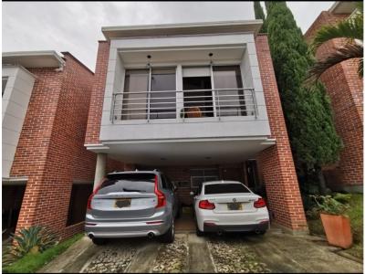 venta casa en unidad cerrada san lucas Medellin, 203 mt2, 3 habitaciones