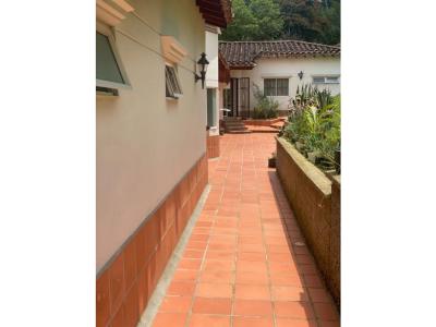 Venta de  casa independiente en El Poblado Medellín, 580 mt2, 5 habitaciones
