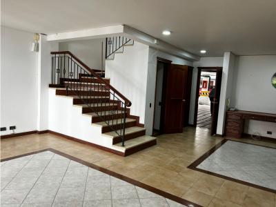 Se vende hermosa casa en Álamos  de tres niveles , 296 mt2, 5 habitaciones