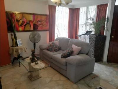 VENDO CASA EN LA AV  SUR ESQUINERA U. CERRADA, 117 mt2, 3 habitaciones