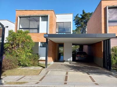 venta hermosa casa en exclusiva unidad de el Retiro, 206 mt2, 3 habitaciones