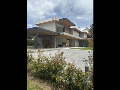 Se vende espectacular casa en construcción en Llanogrande, 527 mt2, 4 habitaciones