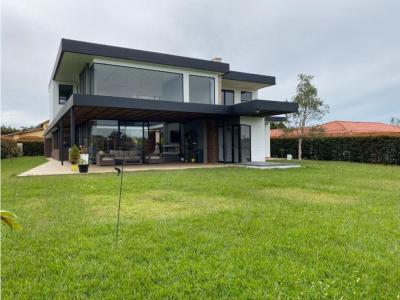 Se vende espectacular casa en Llanogrande, 450 mt2, 5 habitaciones