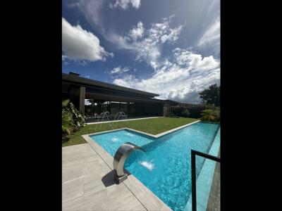 SE VENDE ESPECTACULAR CASA EN LLANOGRANDE, 557 mt2, 3 habitaciones