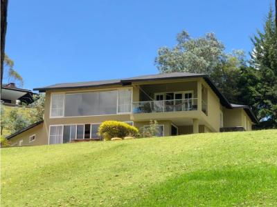 SUBURBAN HOUSE OVERLOOKING GREEN SCENERY- RELAXING AMBIANCE, 500 mt2, 3 habitaciones