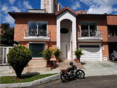 VENDO HERMOSA CASA EN SABANETA SECTOR SAN JOSÉ, 400 mt2, 3 habitaciones