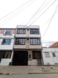 Edificio En Venta En Bogota En Ciudad Kennedy Oriental V57666, 356 mt2, 13 habitaciones
