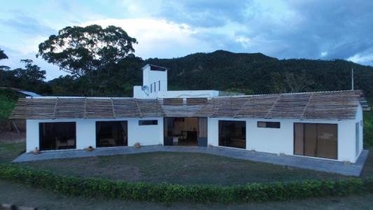 Finca En Venta En Guaduas V30801, 350 mt2, 7 habitaciones