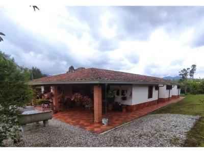 Venta de Finca en La Ceja Antioquia, 250 mt2, 4 habitaciones