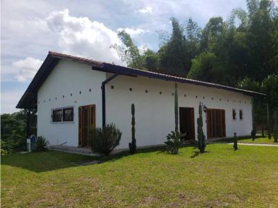 Casa Campestre para venta en La Tebaida en condominio cerrado, 300 mt2, 4 habitaciones