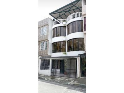 Casa Bifamiliar a media cuadra de avenida Guadalupe, 188 mt2, 6 habitaciones