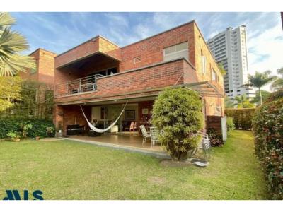 Casa en venta en Loma de Benedictinos, Envigado, 272 mt2, 3 habitaciones