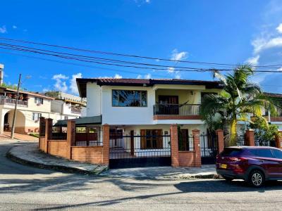 Casa En Venta En Rionegro V67321, 298 mt2, 4 habitaciones