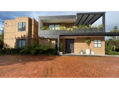 Hermosa casa moderna para la venta en Guaymaral, 496 mt2, 4 habitaciones