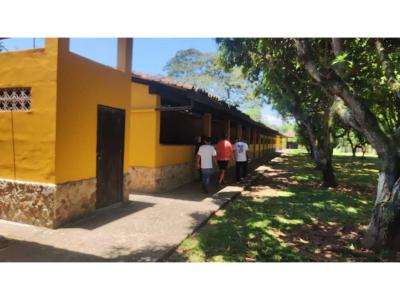 Se vende finca  en Jamundí vía potrerito con pesebreras  y potreros, 4 habitaciones