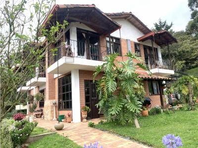 Venta Casa Campestre en El Retiro, Antioquia | Unidad cerrada, 240 mt2, 4 habitaciones