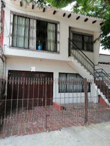Vendo casa BIFAMILIAR En Nueva Granada - Cali. L. G, 320 mt2, 7 habitaciones