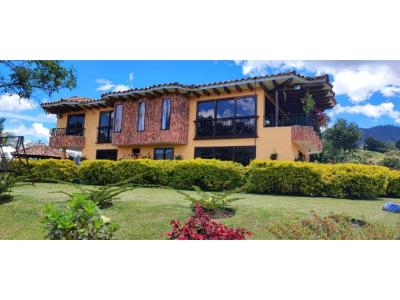 Venta de Casa Finca en La Ceja, Antioquia, 374 mt2, 4 habitaciones
