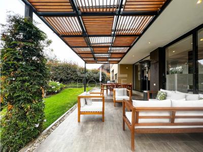 Casa triplex con terraza en venta en La Calera, 266 mt2, 3 habitaciones