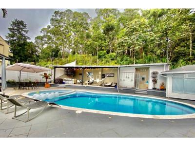 Casa con piscina privada en El Poblado, 250 mt2, 3 habitaciones